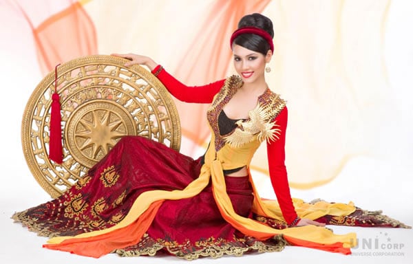 Hoàng My và bộ áo tứ thân gợi cảm tại Hoa hậu Hoàn vũ 2011.