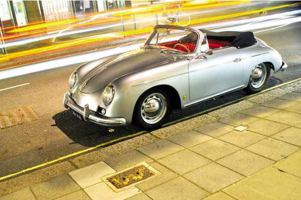 Porsche Convertibles. Porsche 356 có trọng lượng nhẹ, khả năng vận hành linh hoạt với động cơ 4 xy lanh sử dụng chế hòa khí đặt ở phía sau xe, hệ dẫn động cầu trước.