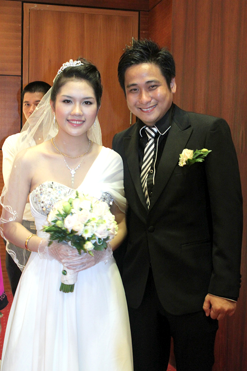 Cô dâu của Minh Tiệp khéo léo chọn được chiếc đầm lệch vai giản dị che được Sh88bet đăng ký miễn phí tăng cân nhiều khi mang bầu.