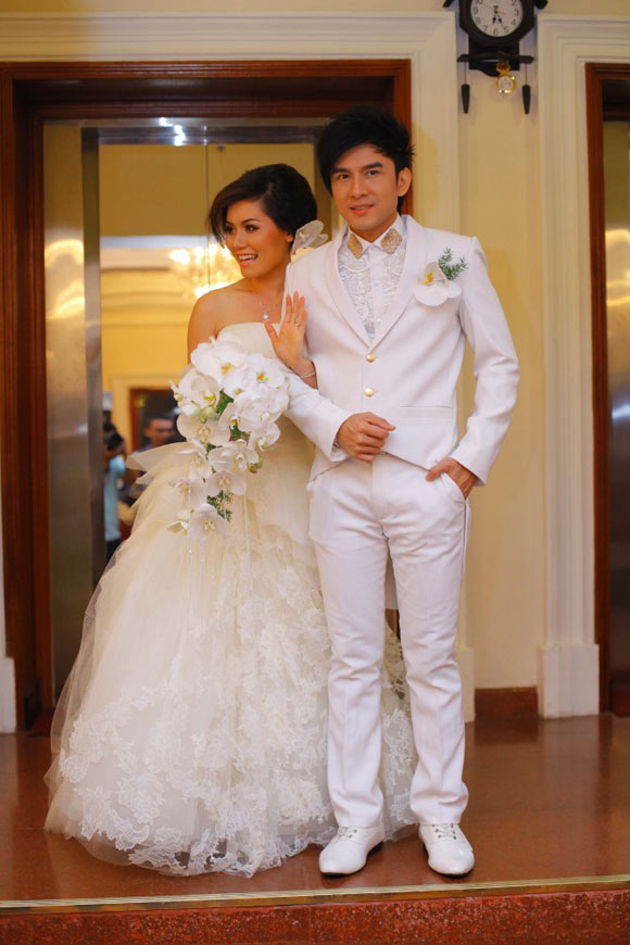 Thủy Tiên, vợ Đan Trường, trẻ trung và yêu kiều hơn nhiều so với bình thường khi khoác lên mình chiếc váy quây ngang có phần chan váy kết nhiều lớp voan cao cấp bồng bềnh.