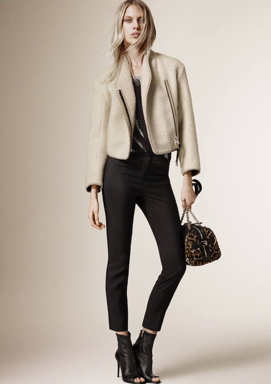 Áo jacket dáng ngắn nhưng vẫn thanh lịch nhờ đường cắt cúp hoàn hảo.