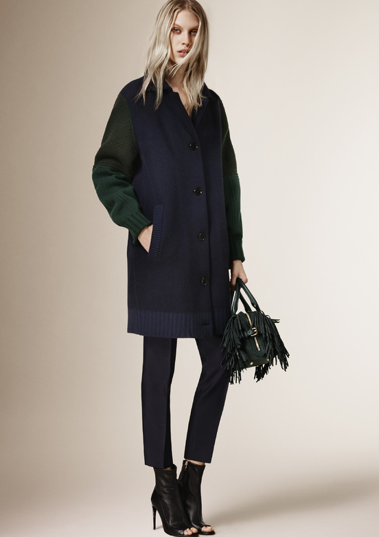 Burberry luôn dẫn đầu về các xu hướng áo khoác. Vì thế những chất liệu và màu săc đôc đáo luôn nằm ở Burberry.