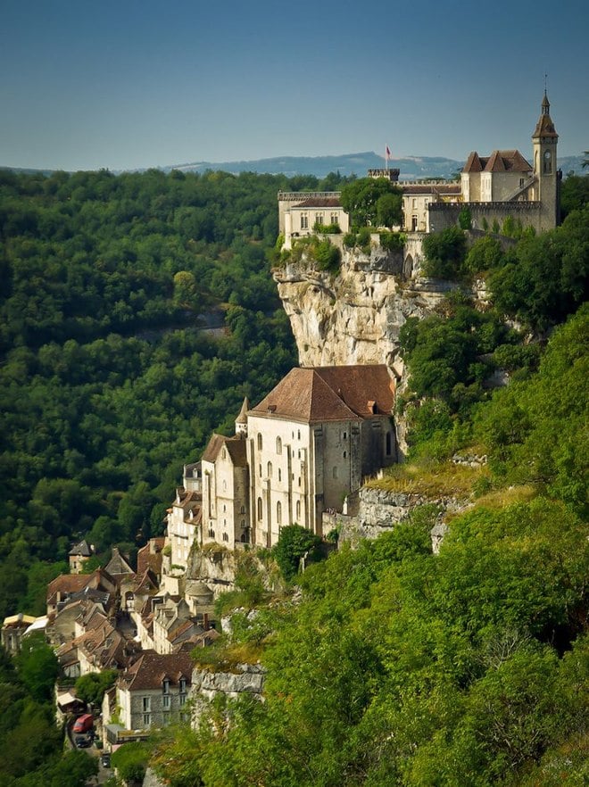 Rocamadour, Pháp: Được xây dựng từ thời Trung cổ, nằm cheo leo trên vách đá cao 150m, làng Rocamadour mang lại ấn tượng mạnh cho du khách ngay từ ánh nhìn đầu tiên.