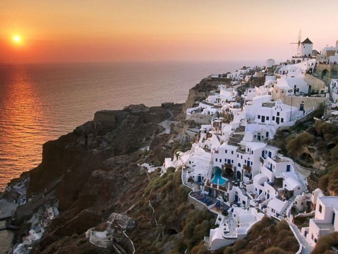 Santorini được mệnh danh là hòn đảo 'thiên thần' của đất nước Hy Lạp. Nổi bật với mái vòm, những ngôi nhà trắng toát mang đến sự tinh khiết và vẻ sang trọng, quý phái.