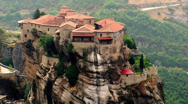 Meteora là quần thể tu viện lớn và quan trọng nhất ở Kalambaka, Hy Lạp, chỉ xếp sau núi Athos. Các tu viện ở đây được xây dựng trên các cột đá sa thạch tự nhiên.