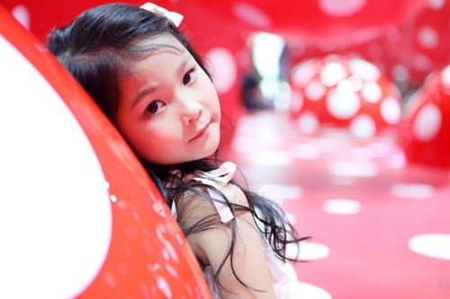 Nhìn khuôn mặt thiên thần của mẫu nhí ai cũng phải trầm trồ.