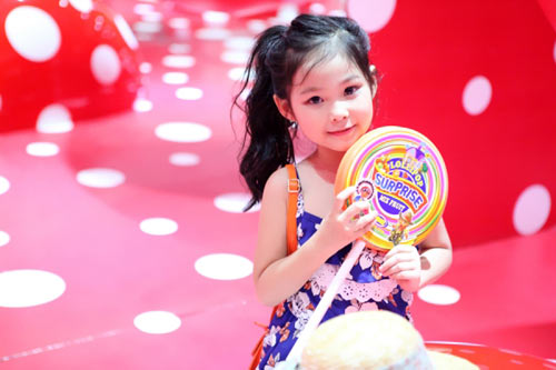 Cô bé tạo dáng vô cùng chuyên nghiệp.