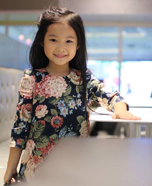 Mới chỉ 7 tuổi nhưng cô bé đã sở hữu trong tay hàng chục giải thưởng lớn nhỏ tại các cuộc thi mẫu nhí trên mạng.