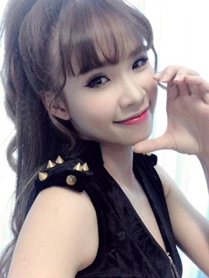 Khởi My xinh xắn ngồi chờ đến lượt hát trong một sự kiện của Mpbifone.