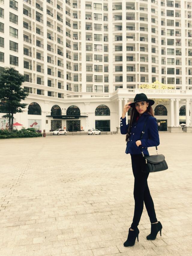 Hồng Quế điệu đà đi làm ngày lạnh.