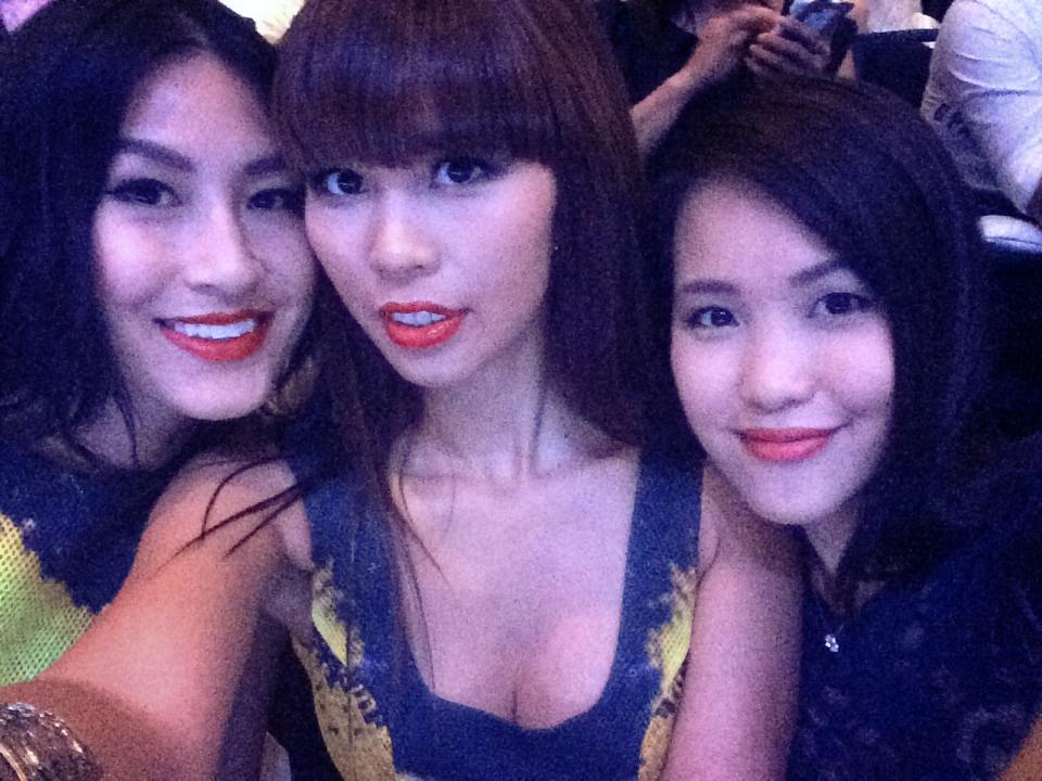 Hà Anh cùng em gái và Kathy Uyên đi xem thời trang.