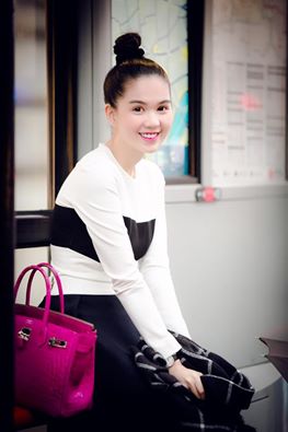 Ngọc Trinh khoe cái lạnh của nước Anh làm má cô ửng hồng.
