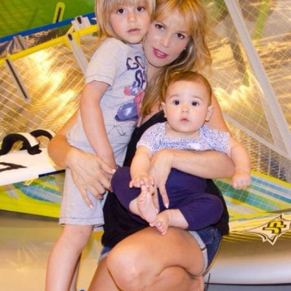 Yolanda hạnh phúc bên con trai đầu lòng Dylan và công chúa út Vera.