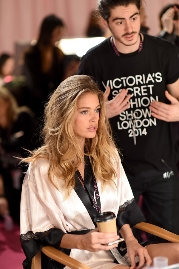 Doutzen Kroes chỉ mặc chiếc áo pyjama màu hồng kem và gương mặt chưa trang điểm. Nhưng trông cô quá quyến rũ.