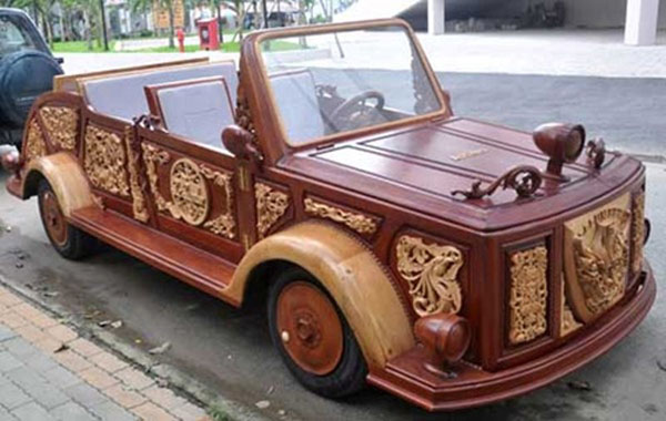 Chiếc xe BMW này là của ông Lê Nguyên Khang (Q.7, TP.HCM). Ngoài khung gầm, động cơ, hộp số... các bộ phận khác đều được làm từ gỗ trạm trổ long, lân, quy, phụng.
