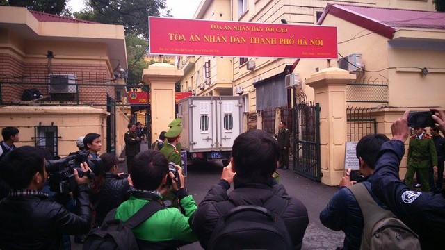 Xe áp giải bị cáo đến dự tòa.