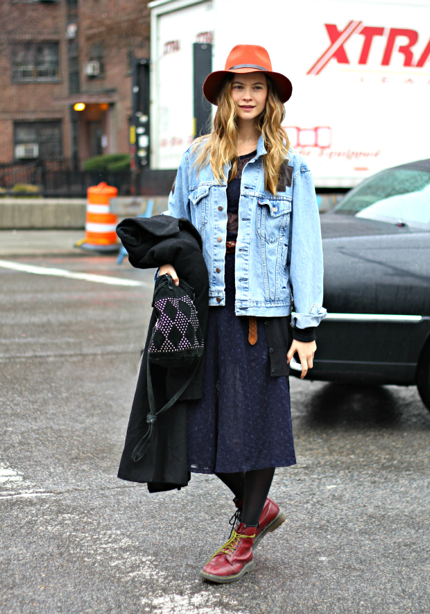 Behati Prinsloo sở hữu vẻ đẹp thơ trẻ với nụ cười ngọt ngào, tinh nghịch.