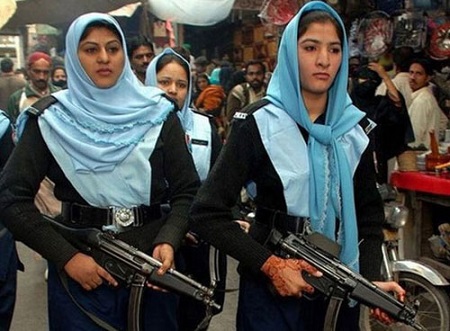 Vẻ đẹp bí ẩn của nữ cảnh sát Pakistan.