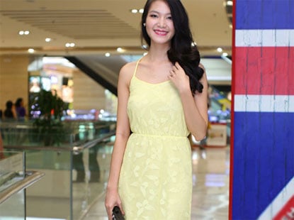 Thùy Dung khoe vẻ kiêu sa với váy vàng bay bổng.
