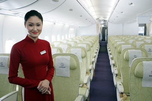 Các cô gái lúc nào cũng duyên dáng trong tà áo dài truyền thống.