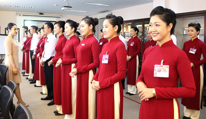 Tại trung tâm huấn luyện bay, các tiếp viên hàng không tương lai đang tập... các kiểu cười.