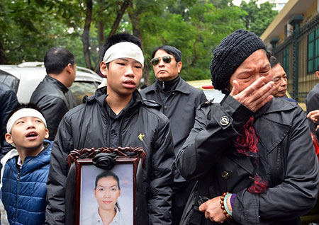 Nhìn lại hình ảnh của con gái, người mẹ nước mắt tuôn trào.