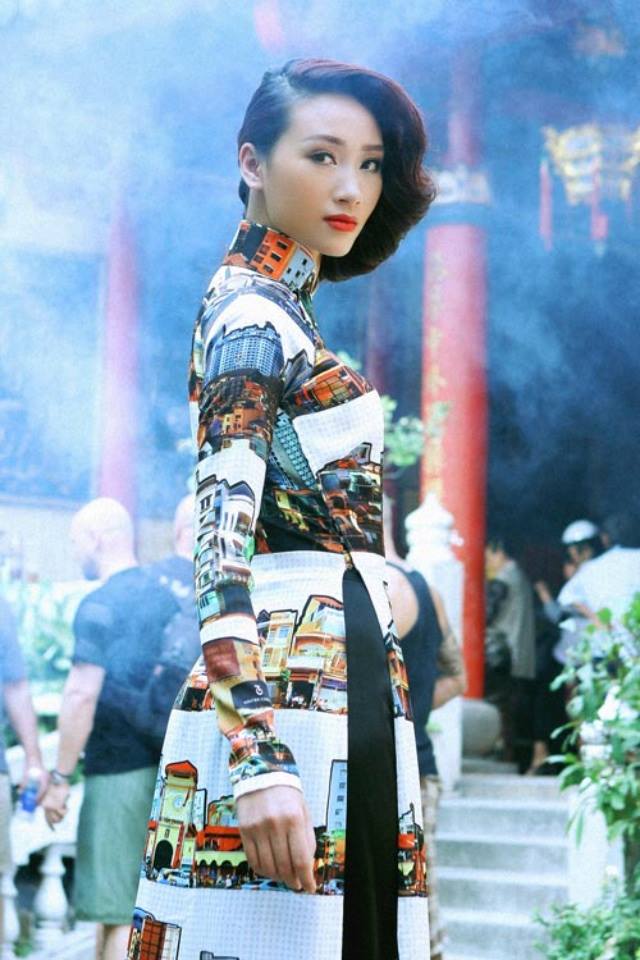 Trang Khiếu, đẹp và dịu dàng áo dài lên chùa.