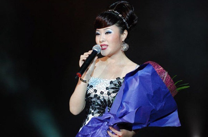 Luo Fei là người tình của Zhang Shuguang, cựu phó kỹ sư trưởng của Bộ Đường sắt Trung Quốc.