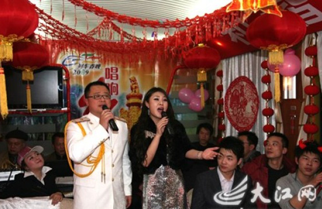 Việc kết án Zhang là một trong số hàng loạt các vụ bê bối liên quan tới quan chức của Bộ Đường sắt theo sau hai vụ tai nạn tàu cao tốc gây thương vong lớn.