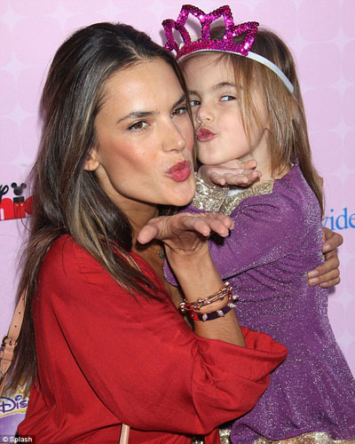 Anja - con gái của Alessandra Ambrosio đã thể hiện sức hút trước ống kính máy quay.
