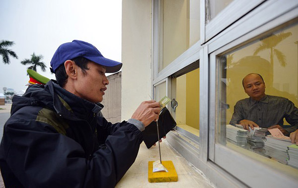Người mua được vé đầu tiên.