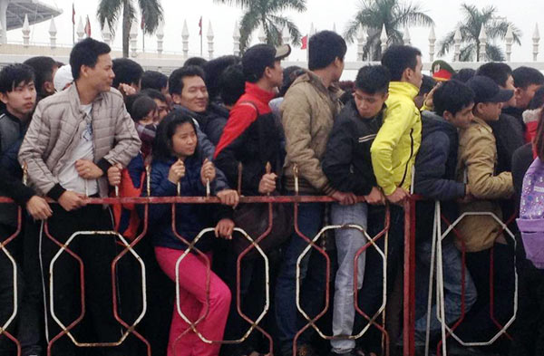 Biển người chen lấn xô đẩy mua vé khiến phe vé đẩy giá vé lên rất cao.