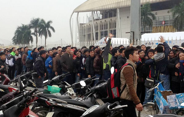 Tính đến 12h trưa ngày 6/12, vé đẹp khán đài A, tầng 2, cửa 2 có mệnh giá 400 nghìn/vé đã được dân phe vé hét giá từ 1,2 - 1,4 triệu đồng/vé, tương đương với 2,4 - 2,8 triệu/cặp.