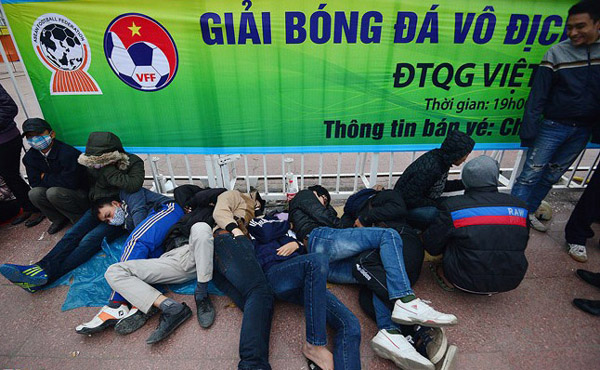Chờ đợi quá mệt mỏi nên một số người tranh thủ ngủ trước khi mua vé.
