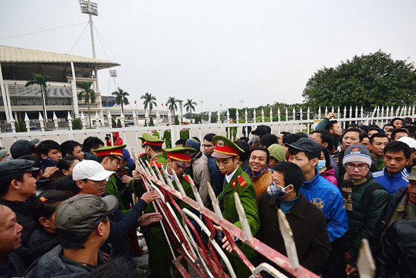 6h30, lực lượng an ninh đến chốt để đảm bảo công tác bán vé diễn ra an toàn. Những tấm barrier cỡ lớn được dựng lên.