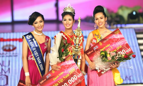 Vương miện Hoa hậu 2010 thuộc về người đẹp Hà Nội Đặng Thị Ngọc Hân.