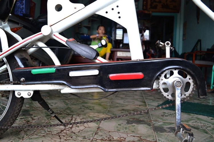 Xe nặng khoảng 6 kg. Anh Tuấn cho biết khung xe được làm từ ống thép. Anh đã thiết kế ý tưởng rồi mua ống nước bằng thép về hàn gò.