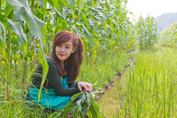 Cô luôn xuất hiện kín đáo và ngoan hiền như cô thôn nữ.