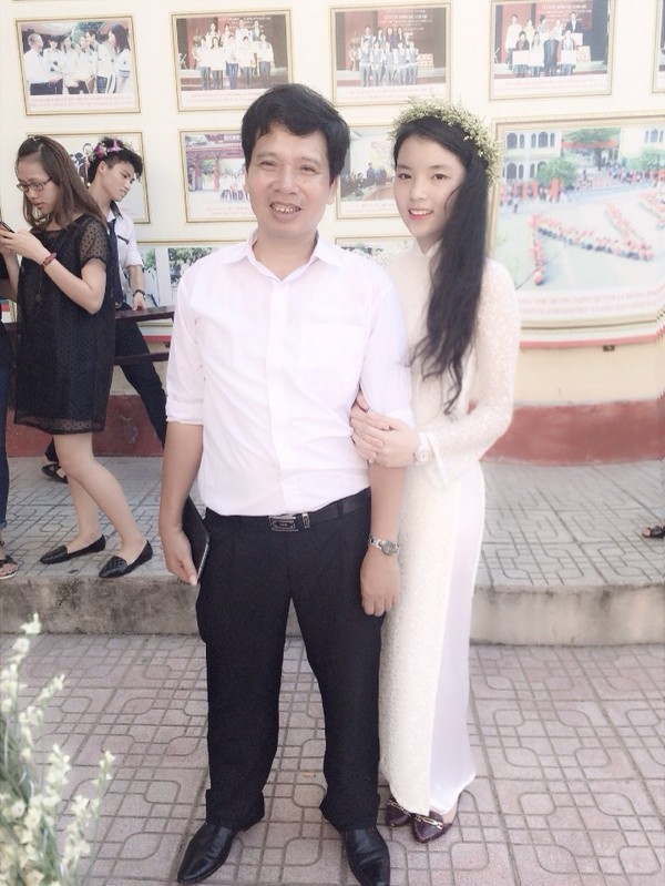 Chụp kỷ niệm với thầy giáo trước khi tốt nghiệp.