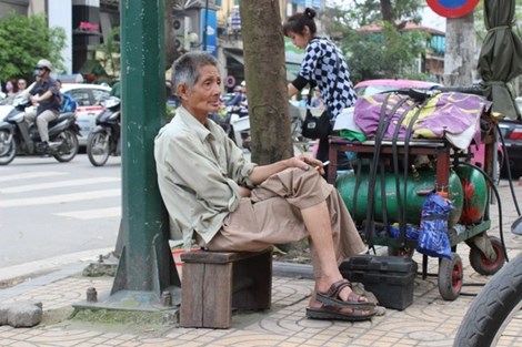 Cụ ông ngồi nghỉ khi vắng khách.