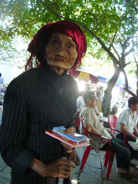 Cụ bà Trần Thị Hy là người bán vé số lớn tuổi nhất Long An. Vài chục năm nay, sáng nào cụ cũng đến đại lý vé số nhận vé đem bán, Shbet16 chơi game trực tuyến lây lắt bữa đói bữa no.