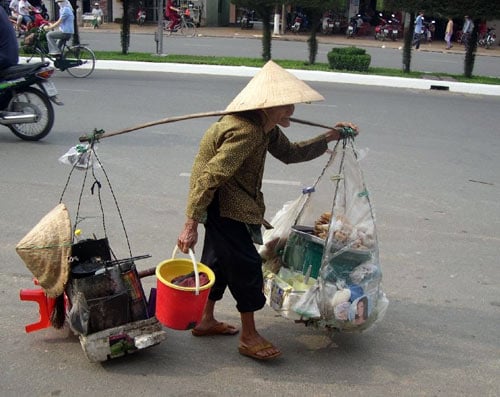 Cụ bà đã tuổi cao, sức yếu nhưng vẫn gánh gồng bán hàng với mong muốn kiếm bữa ăn qua ngày.