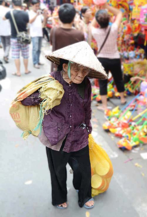 Hình ảnh cụ bà già nua, yếu ớt mải miết lê từng bước đi bán đồ Trung thu kiếm 'miếng cơm manh áo' qua ngày cũng khiến nhiều người động lòng trắc ẩn.