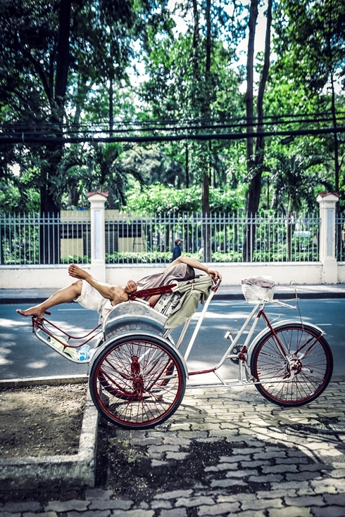 Tại đường phố Sài Gòn, không khó khăn để bắt gặp những người nghèo mưu sinh.