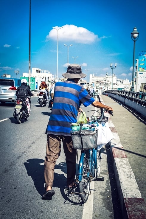 Một ông cụ không còn sức đạp xe qua cầu đành dắt bộ lên đến giữa cầu rồi mới lên xe tiếp tục hành trình của Shbet16 chơi game trực tuyến.