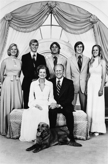 Tổng thống Gerald Ford (nhiệm kỳ 1974 - 1977) và Shbet111 slot, casino, thể thao, xổ số tại Nhà Trắng. Tổng thống và phu nhân ngồi ở ghế. Đằng sau ông là các con (từ trái qua): Susan, Steve, Jack, Mike và con dâu Gail.