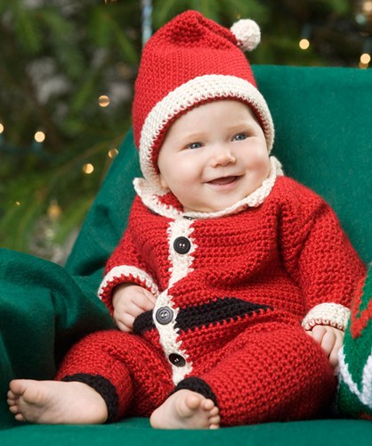 Các em bé được bố mẹ 'hoá trang' thành những ông, bà Noel rất nhí nhảnh.