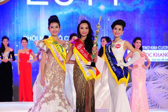 Kỳ Duyên và Huyền My ôm nhau tình tứ trên bục nhận giải bên cạnh Diễm Trang.