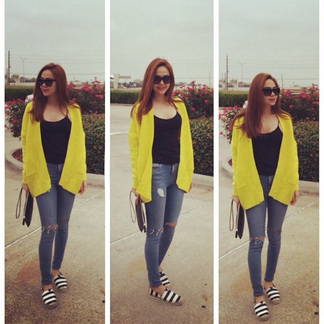 Kiểu mix áo len cardigan với jeans không hề mới mẻ. Nhưng cách chọn jeans rách, dáng cardigan outfit và áo thun đen ôm sát của Minh Hằng quá khôn ngoan, giúp cô ăn gian thêm vài tuổi dù đã kề cận 30.