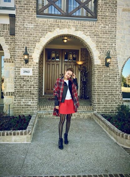 Chiếc jacket da khi mix cùng khăn quàng cổ bản rộng kẻ sọc và chân váy chữ A đỏ đã biến Minh Hằng thành một nữ sinh đích thực.